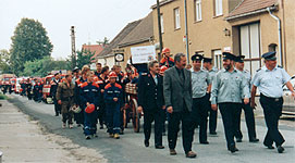 langer Umzug durch Gr�fendorf ...