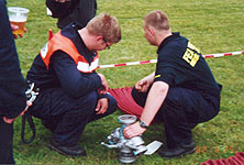 M�nnermannschaft beim Aufbau