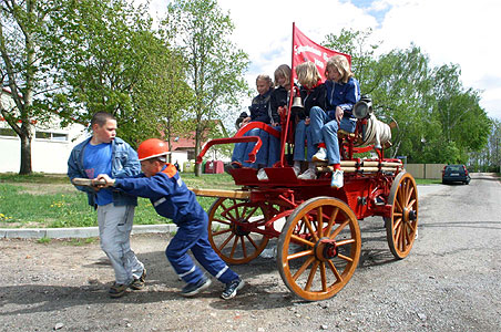 Tag der offenen Tr (Fotomaterial: Freier Bildjournalist Uwe Klemens --- Tel. 0160/8134789 oder 033746/80803 --- www.flaemingfoto.de - 2003)